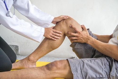 knee doctor checking orthospecialist bangalore